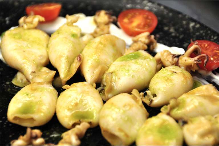 Chipirones salteados en ajo y perejil, con tomate cherry y emulsión de lima.